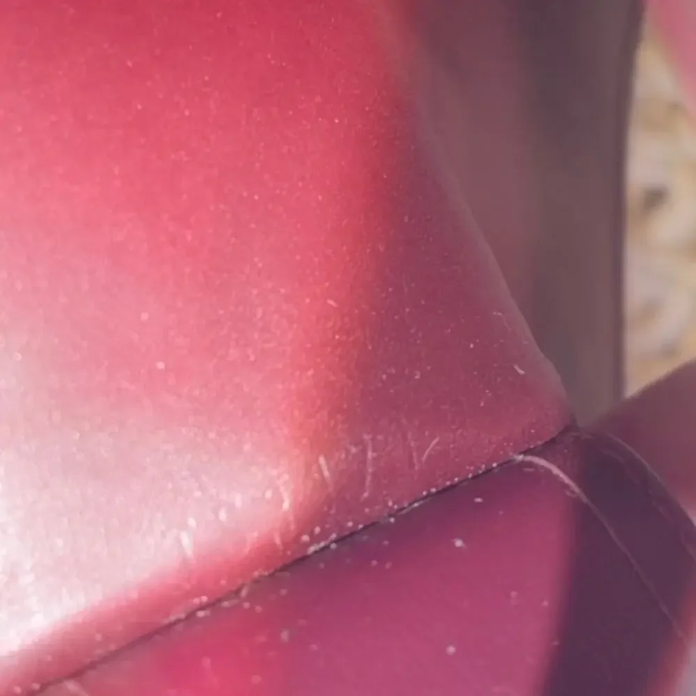 Authentic Louis Vuitton Vernis 4 Key Case in Amaranth (Burgundy red)